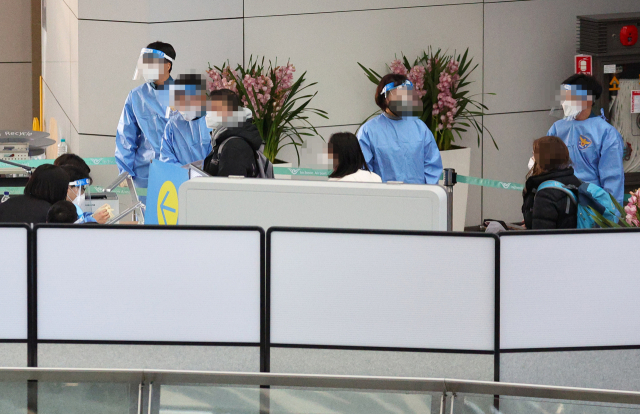 3일 오후 인천국제공항 제1여객터미널 교통센터에 마련된 대기장소에서 PCR검사를 마친 입국자들 모습.연합뉴스