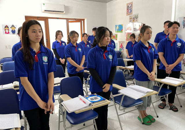 한국 유학을 준비 중인 학생들이 지난해 12월 20일 베트남 하노이의 한 유학원에서 한국어 공부를 하고 있다. 학생들은 유학원 기숙사에서 생활하며 하루 10시간씩 3~6개월간 언어 및 문화를 익힌 후 한국으로 들어온다. 하노이=김남명 기자