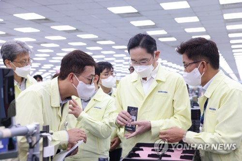이재용 삼성전자 회장이 지난해 12월 22일 베트남 하노이 인근의 삼성전자 법인(SEV)을 방문해 스마트폰 생산 공장을 점검하고 있다. 사진 제공=삼성전자