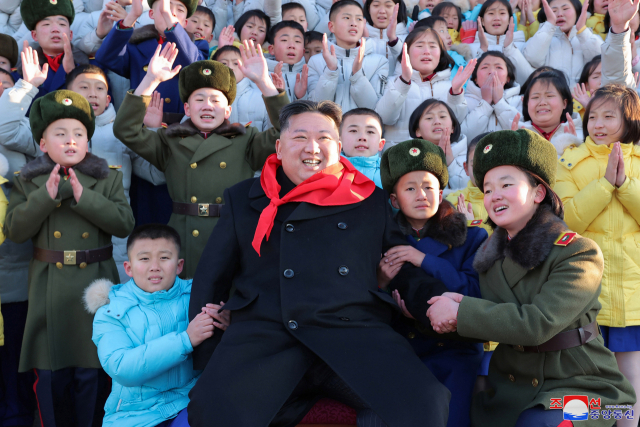 김정은 북한 국무위원장이 지난 1일 조선소년단 제9차 대회 대표들과 기념사진을 촬영했다고 조선중앙통신이 2일 보도했다. /연합뉴스