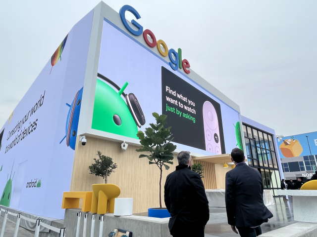 4일(현지 시간) 미국 라스베이거스 컨벤션센터(LVCC) 센트럴 플라자에 전시된 구글의 옥외 전광판 시연 과정을 구글 직원들이 지켜보고 있다. /라스베이거스=정혜진 특파원
