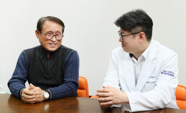 전홍재(오른쪽) 분당차병원 종양내과 교수가 권성근씨와 함께 간세포암 진단 후 치료과정에 대해 대화하고 있다. 사진 제공=분당차병원
