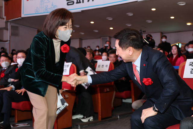 차기 당 대표 경선에 출마한 김기현(오른쪽 ) 국민의힘 의원이 5일 서울 송파구민회관에서 열린 국민의힘 송파을 신년인사회에서 나경원 전 의원과 악수를 하고 있다. 연합뉴스