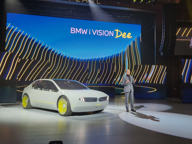 올리버 칩세 BMW그룹 회장이 4일(현지 시간) CES 2023 사전 행사에서 자사의 콘셉트카인 ‘비전 디’를 소개하고 있다. 라스베이거스=류석 기자
