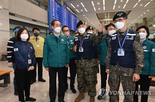 한덕수 국무총리(왼쪽에서 두번째)가 6일 인천국제공항 제1여객터미널 입국장을 방문, 인천국제공항 검역 관계자로부터 중국발 입국자에 대한 방역상태 현황을 보고 받고 있다./연합뉴스