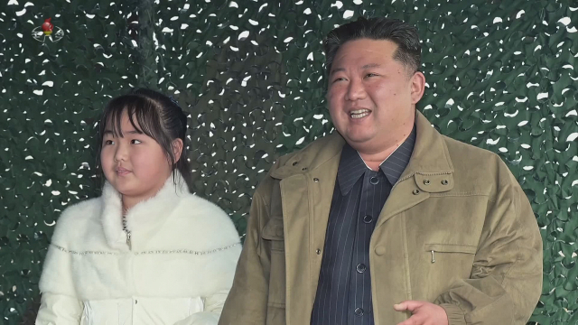 김정은 북한 국무위원장과 그의 둘째딸 김주애. 연합뉴스