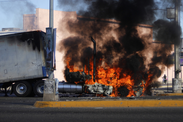 멕시코 북부 시날로아주의 쿨리아칸에서 5일(현지 시간) ‘오비디오 체포 작전’ 이 벌어진 뒤 도로 위에서 트럭 한 대가 불타고 있다.AP연합뉴스