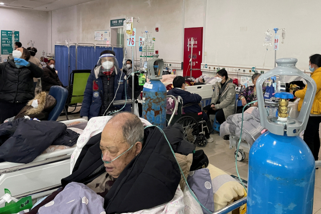 중국에서 코로나19 환자가 급증하는 가운데 5일 상하이 병원의 응급 병동이 환자들로 꽉 차 있다. 연합뉴스