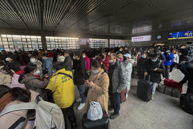 춘제 특별수송기간(춘원·7일~2월 15일)을 하루 앞둔 6일 중국 베이징에서 귀성객들이 열차를 기다리고 있다. 중국 정부는 올해 춘원에 이동 여객이 20억 9500만 명으로 지난해보다 99.5% 급증할 것으로 전망했다. AP연합뉴스