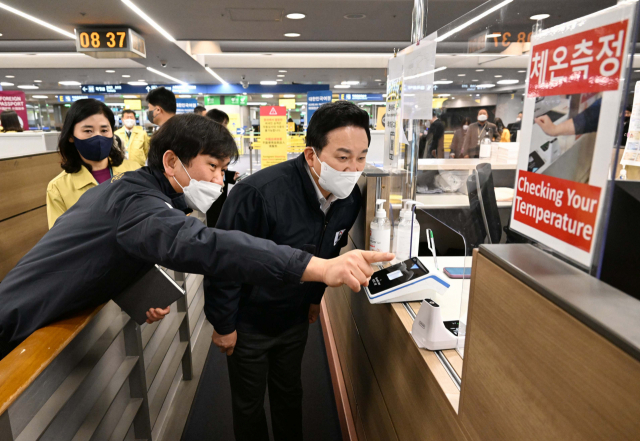 원희룡 국토교통부 장관이 6일 인천국제공항 제1여객터미널 입국장 검역대를 찾아 관계자에게 중국발 입국자에 대한 방역 상태를 보고 받고 현장을 점검하고 있다./영종도=권욱 기자 2022.01.06