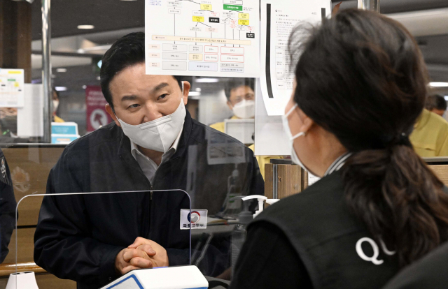 원희룡 국토교통부 장관이 6일 인천국제공항 제1여객터미널 입국장 검역대를 찾아 현장 관계자의 애로사항을 듣고 있다./영종도=권욱 기자 2022.01.06