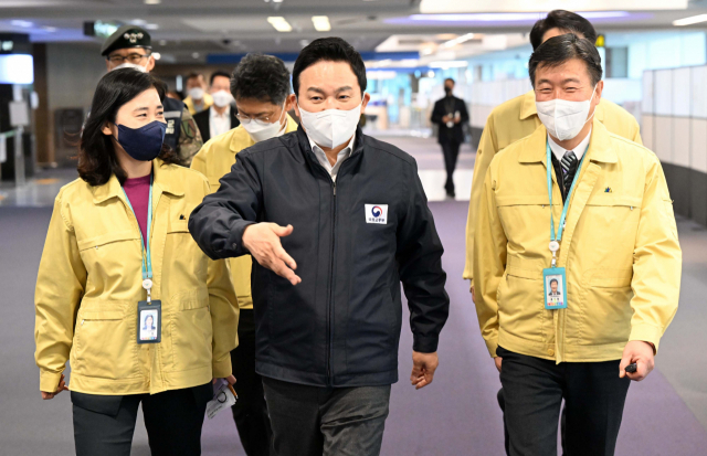 원희룡(가운데) 국토교통부 장관이 6일 인천국제공항 제1여객터미널 입국장을 찾아 이희정(왼쪽) 인천국제공항공사 부사장과 공항 관계자에게 중국발 입국자에 대한 방역 상태를 보고 받고 현장을 점검하고 있다./영종도=권욱 기자 2022.01.06