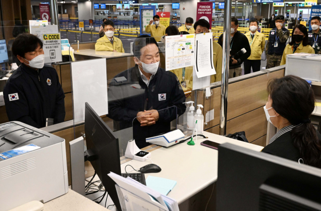 원희룡 국토교통부 장관이 6일 인천국제공항 제1여객터미널 입국장 검역대를 방문해 현장 근무자를 격려하고 있다./영종도=권욱 기자 2022.01.06