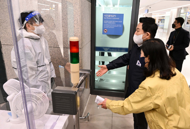 원희룡 국토교통부 장관이 6일 인천국제공항 제1여객터미널을 찾아 현장 근무자를 격려하고 있다./영종도=권욱 기자 2022.01.06