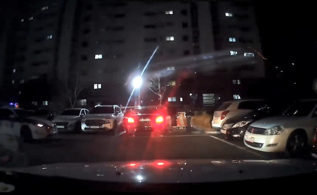 다른 차를 들이받고 도주한 음주운전 차량이 시민과의 추격전 끝에 경찰에 붙잡혔다. 연합뉴스