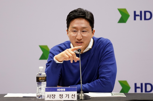 정기선 HD현대 사장이 4일(현지 시간) 미국 라스베이거스에서 열린 CES 2023에 참석해 기자 간담회를 열고 그룹의 미래 비전에 대해 설명하고 있다. 사진 제공=HD현대