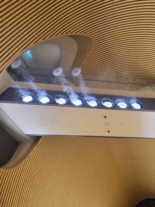 건축가 안도 다다오가 LG아트센터 1층에 조성한 공간 ‘튜브’에서는 작가 A A 무라카미의 ‘포그 캐논(Fog Canon)’을 만날 수 있다. 폭폭 소리를 내며 안개 링이 발사되고 소리 없이 사라지기를 반복한다. 조상인 기자