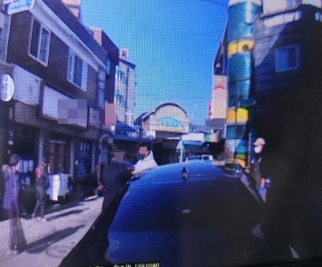 A의원이 가게 앞에 주차한 차량. 온라인 커뮤니티 캡처