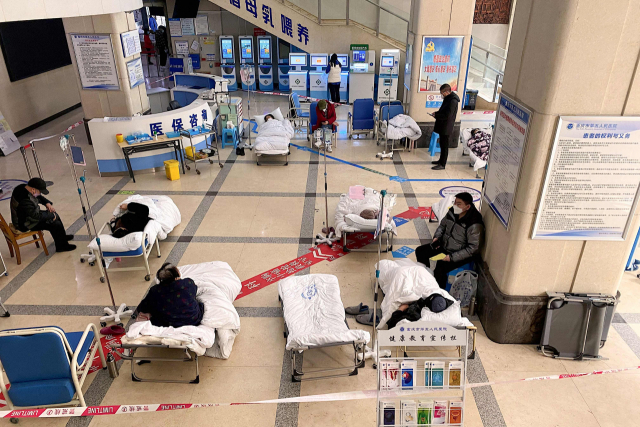 지난달 23일 중국 남서부 충칭의 한 인민병원 로비에 마련된 병상에 환자들이 누워있다. AFP연합뉴스