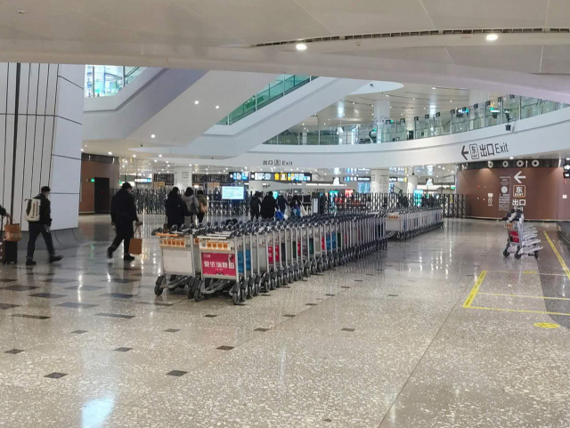 1월 5일 밤 중국 베이징의 다싱공항 여객 터미널에서 승객들이 이동하고 있다. 중국이 제로 코로나 정책을 포기함에 따라 항공 교통의 점진적 활성화가 예상된다. 연합뉴스