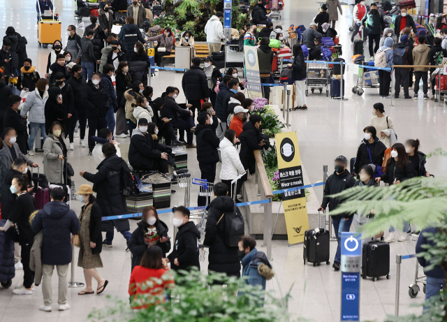 지난해 12월 29일 오전 인천국제공항 제1터미널에서 이용객이 입국장으로 나오고 있다. 연합뉴스