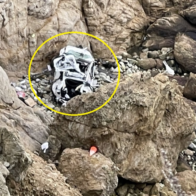미국 캘리포니아주 해안 절벽 아래로 테슬라 자동차가 추락해 형체를 알아보기 힘들 정도로 부서졌지만 탑승자들이 전원 생존했다. 연합뉴스