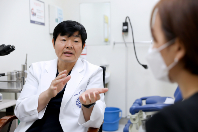 한정열 일산백병원 산부인과 교수가 진료실에서 환자에게 설명 중이다. 사진 제공=일산백병원