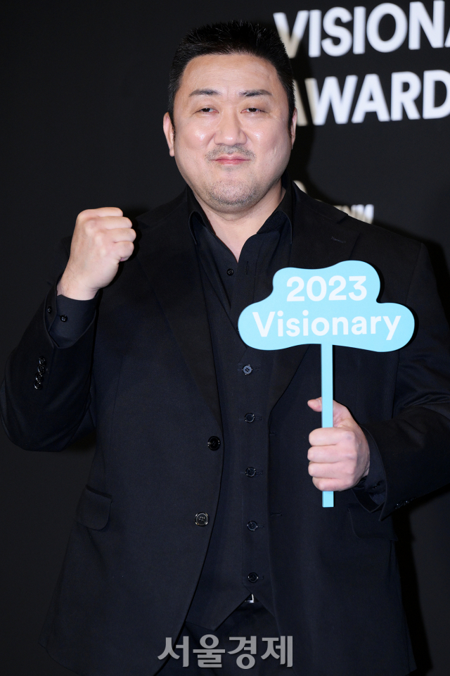 배우 마동석이 8일 오후 서울 마포구 CJ ENM센터에서 열린 '2023 비저너리 어워드(2023 VISIONARY AWARDS)' 포토월에서 포즈를 취하고 있다. / 사진=김규빈 기자