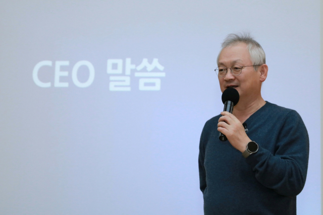 정영채 NH투자증권 사장이 임원 50여명을 대상으로 6~7일 이틀간 일산 NH인재원에서 진행된 ‘2023 임원 워크샵’에서 인사말을 하고 있다. 정 사장은 “우리 플랫폼이 고객에 만족을 주고 있는지 자문해야 한다”고 강조했다. 워크샵에서는 김언수 고려대 경영학과 교수와 황성현 퀀컴인사이트 대표를 초청해 ‘핵심성공요인도출’을 컨셉트로 진행됐다./사진제공=NH투자증권.