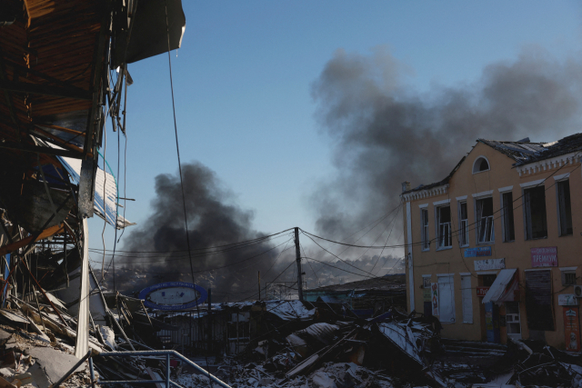 7일(현지 시간) 우크라이나 동부 도네츠크주 바흐무트의 주거 지역에서 포격으로 검은 연기가 피어오르고 있다. 로이터연합뉴스