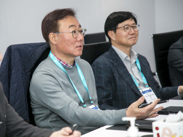 김준(왼쪽) SK이노베이션 부회장이 6일(현지 시간) CES 2023 현장에서 열린 SK이노베이션 전략회의에 참석해 대화를 나누고 있다. 사진 제공=SK이노베이션
