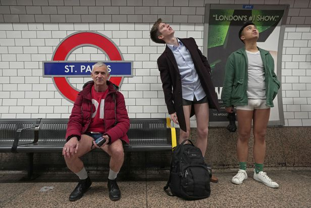 바지를 벗은 채 지하철을 기다리는 사람들. AP 연합뉴스