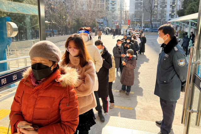 9일 중국 베이징의 한 관청 앞에 시민들이 홍콩이나 마카오, 대만을 방문하는 데 필요한 여권 및 허가증을 신규 발급받거나 갱신하려고 길게 줄을 서있다. 로이터연합뉴스