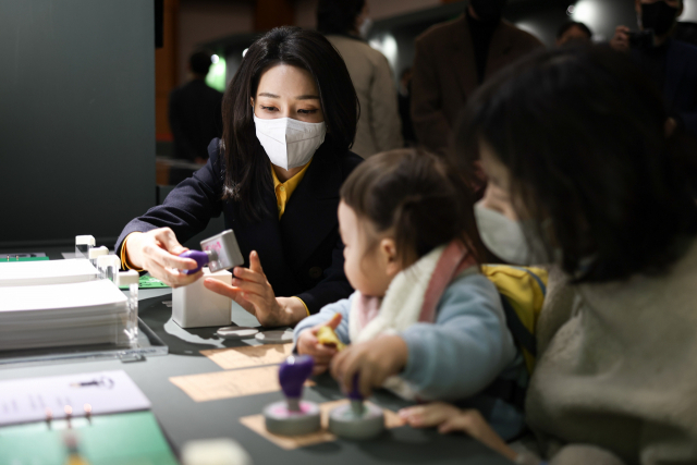 윤석열 대통령 부인 김건희 여사가 9일 청와대 춘추관에서 열린 ‘청와대 춘추관 문학특별전시회’를 찾아 이상,염상섭,현진건, 윤동주 등 근현대 문인들의 대표작품을 살펴본 뒤 관람객들과 문학도장 찍기 체험을 하고 있다. 사진=대통령실