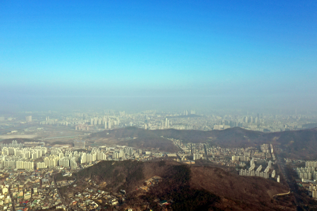 인천 지역의 미세먼지 농도가 '매우 나쁨' 수준을 보인 9일 오전 인천시 연수구 옥련동 일대에 미세먼지가 가득 차 있다. 연합뉴스