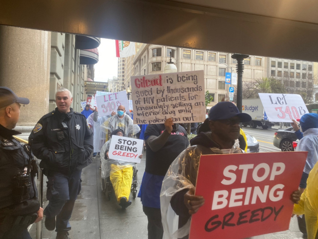 시민들이 10일(현지 시간) 웨스트 인 샌프란시스코 호텔 앞에서 길리어드의 에이즈 치료제 가격 인상을 비판하는 시위를 하고 있다. 샌프란시스코=김병준 기자
