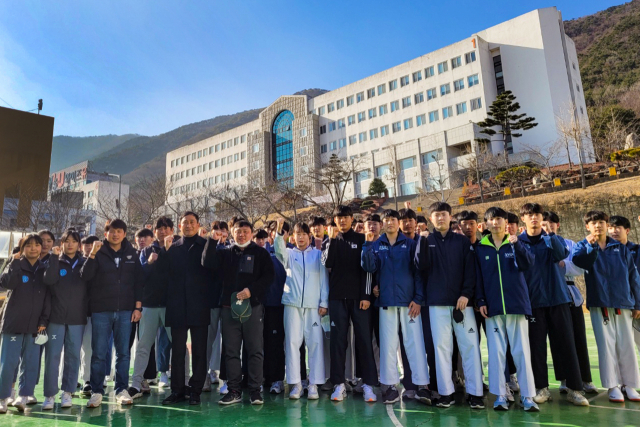 영산대학교 태권도학과 재학생이 고교생과 함께 동계 집중훈련을 진행하고 기념촬영을 하고 있다./사진제공=영산대