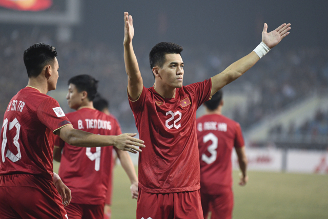 베트남의 응우옌 띠엔린이 9일 AFF 미쓰비시컵 준결승 2차전에서 인도네시아를 상대로 2번째 골을 넣은 뒤 기뻐하고 있다. AP연합뉴스