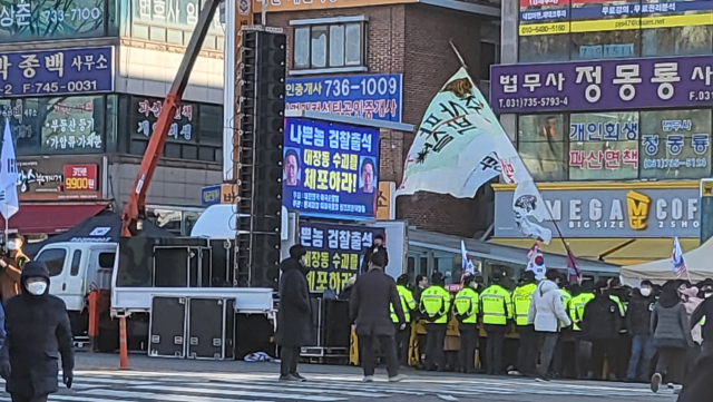 이재명 더불어민주당 대표를 규탄하는 단체 소속 회원들이 수원지검 성남지청 건너편에서 ‘이재명 구속’을 외치고 있다. 천민아 기자
