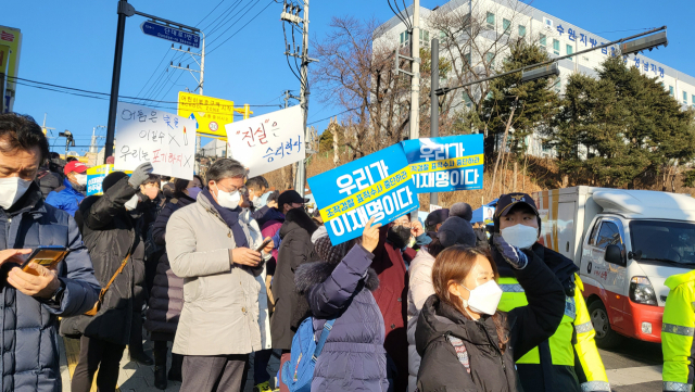 이재명 더불어민주당 대표 지지단체 회원들이 수원지검 성남지청 정문 앞에서 '표적수사 중단하라'는 구호를 외치고 있다. 천민아 기자