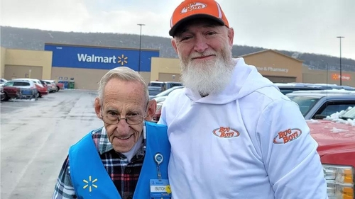82세의 고령에도 미국 월마트에서 하루 8시간씩 일해 온 워런 매리언(왼쪽). 사진=매카티 틱톡 캡쳐