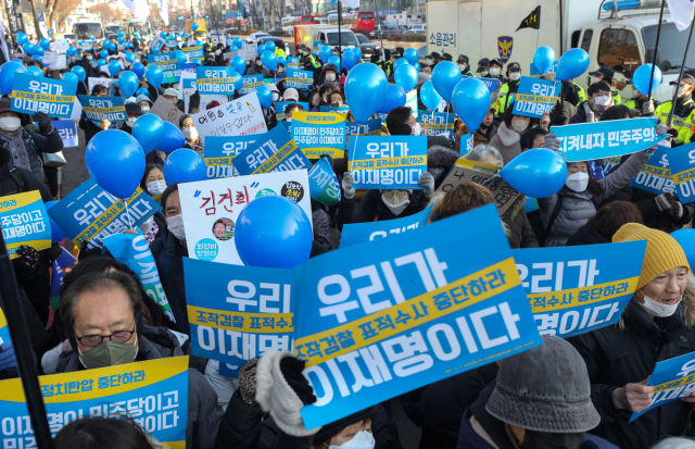 “조작수사 중단” VS “구속수사하라”…검찰 앞 진영대결