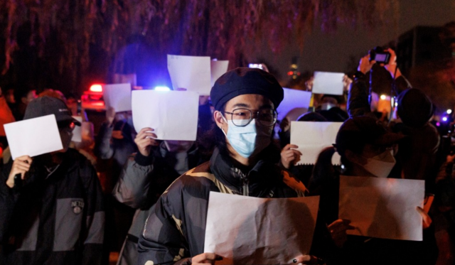 지난해 11월 중국 베이징에서 열린 우루무치 화재 희생자 추도식에서 코로나19 봉쇄 조치에 반대하는 시민들이 '백지 시위'를 펼치고 있다. 로이터연합뉴스