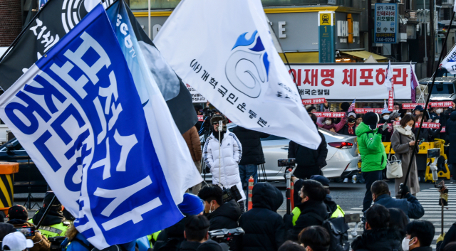 이재명 더불어민주당 대표가 이른바 ‘성남FC 후원금 의혹’ 사건과 관련한 조사를 받기 위해 검찰에 출석하는 10일 수원지검 성남지청 앞에서 이 대표 지지자 측과 보수 성향 시민단체들의 대규모 맞불 집회가 열리고 있다. 연합뉴스