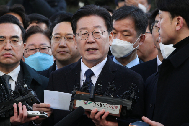 성남FC 후원 '3자 뇌물죄' 법리 공방…李, 부정청탁·대가성 입증이 관건