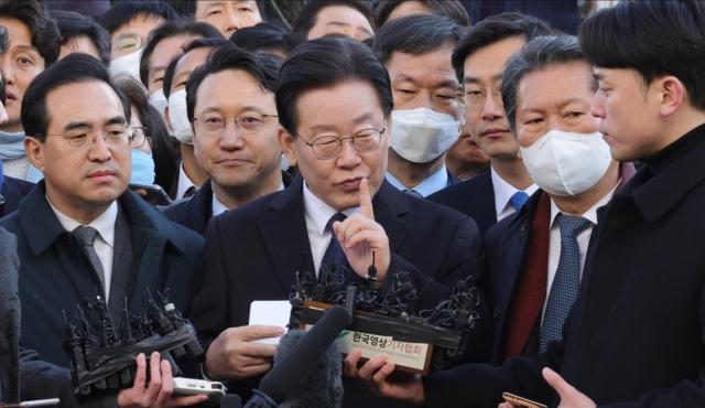 “목소리 작다. 쫄았나”…檢 소환 이재명, 항의 받자 ‘쉿’