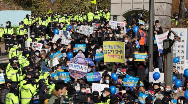 이 대표가 이른바 '성남FC 후원금 의혹' 사건 조사를 받기 위해 검찰에 출석한 10일 수원지검 성남지청 앞에서 이 대표 지지자들이 집회를 하고 있다. 연합뉴스 갈무리