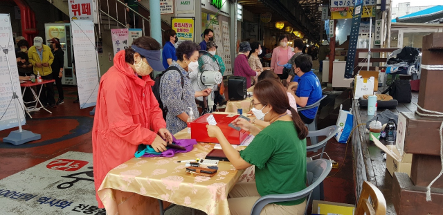 경북도가 전통시장에서 온누리상품권 환급행사를 진행하고 있다. 제공=경북도