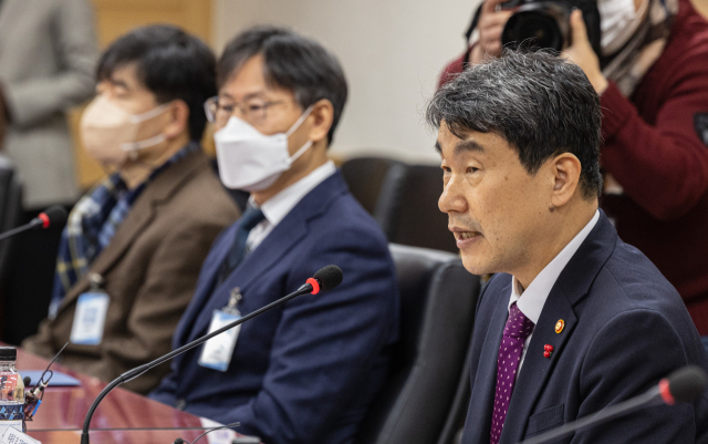 이주호 사회부총리 겸 교육부 장관이 11일 오전 서울 종로구 정부서울청사에서 열린 한국대학교육협의회·입학처장 간담회에 참석해 인사말을 하고 있다. 이날 간담회에는 수능 위주 전형 비율이 높은 서울대,고려대,연세대 등 13개 대학 입학처장이 참석했다. 연합뉴스