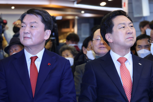 국민의힘 당권 주자인 안철수(왼쪽) 의원과 김기현 의원이 11일 인천시 남동구 샤펠드미앙에서 열린 인천시당 신년인사회에 참석해 자리에 앉아 있다. 연합뉴스